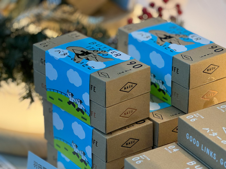 A pile of boxes sitting on top of a table, surtido de pedidos